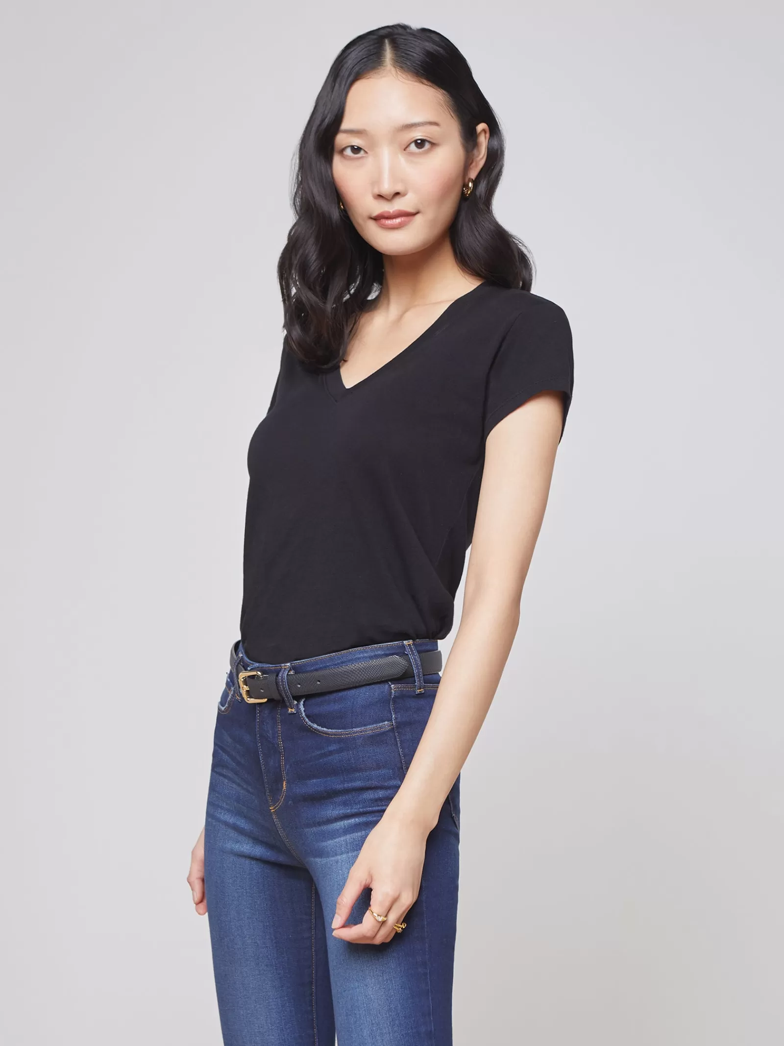 L'AGENCE Becca Cotton V-Neck Tee< All Things Black | Essentials