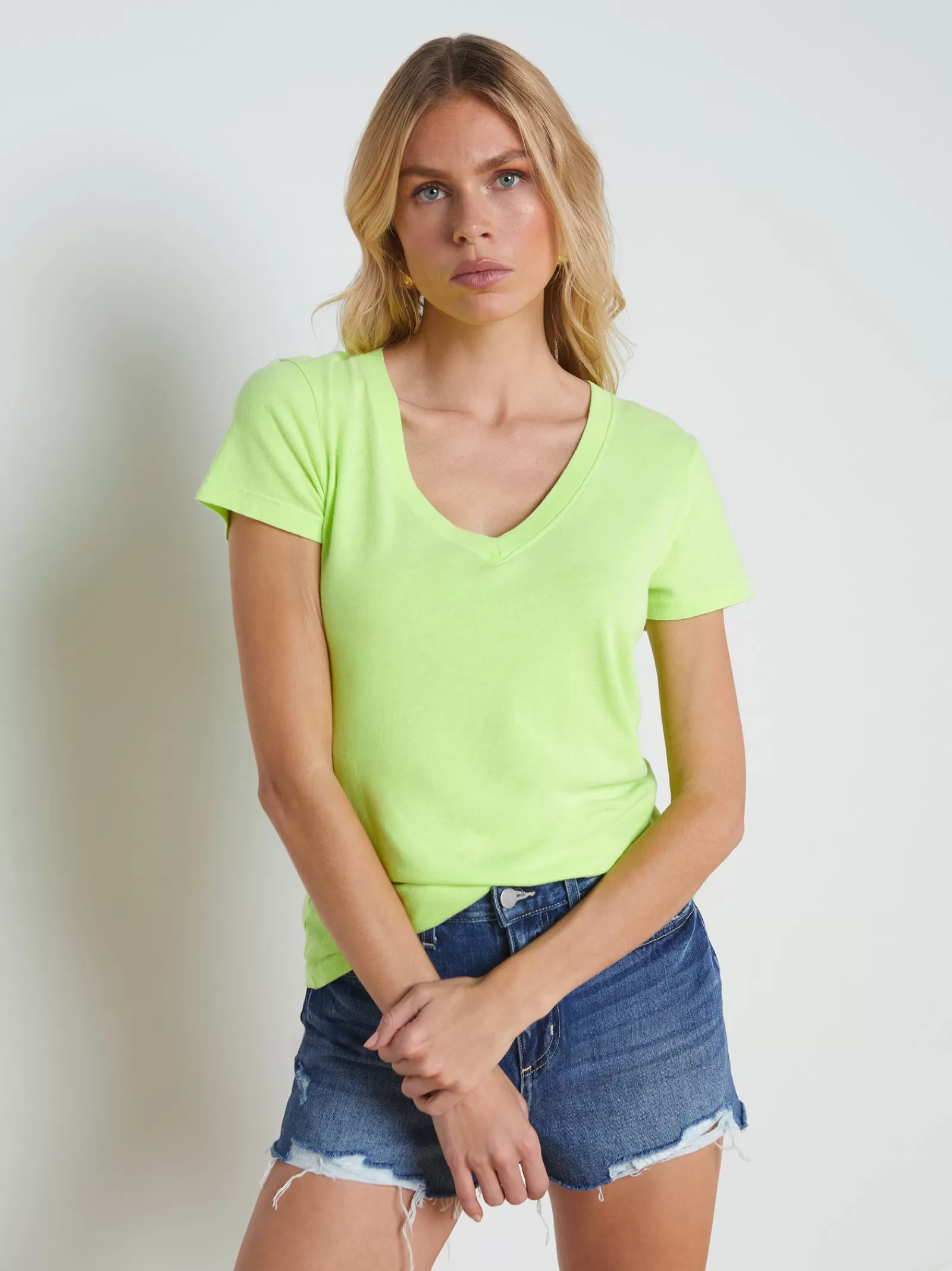 L'AGENCE Becca Cotton V-Neck Tee< Spring Collection | Tees