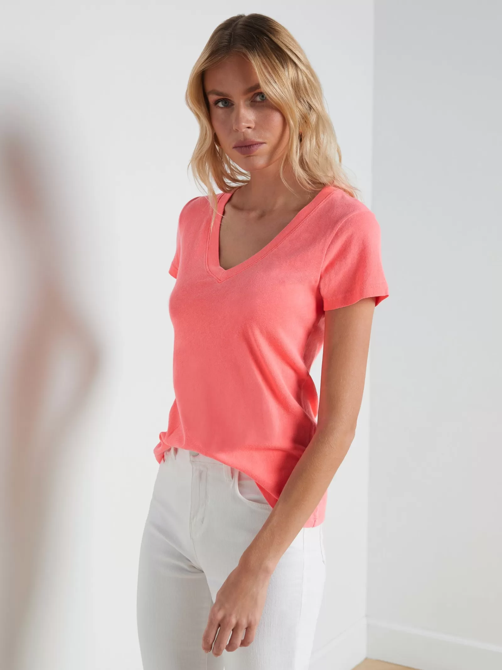 L'AGENCE Becca Cotton V-Neck Tee< Spring Collection | Tees