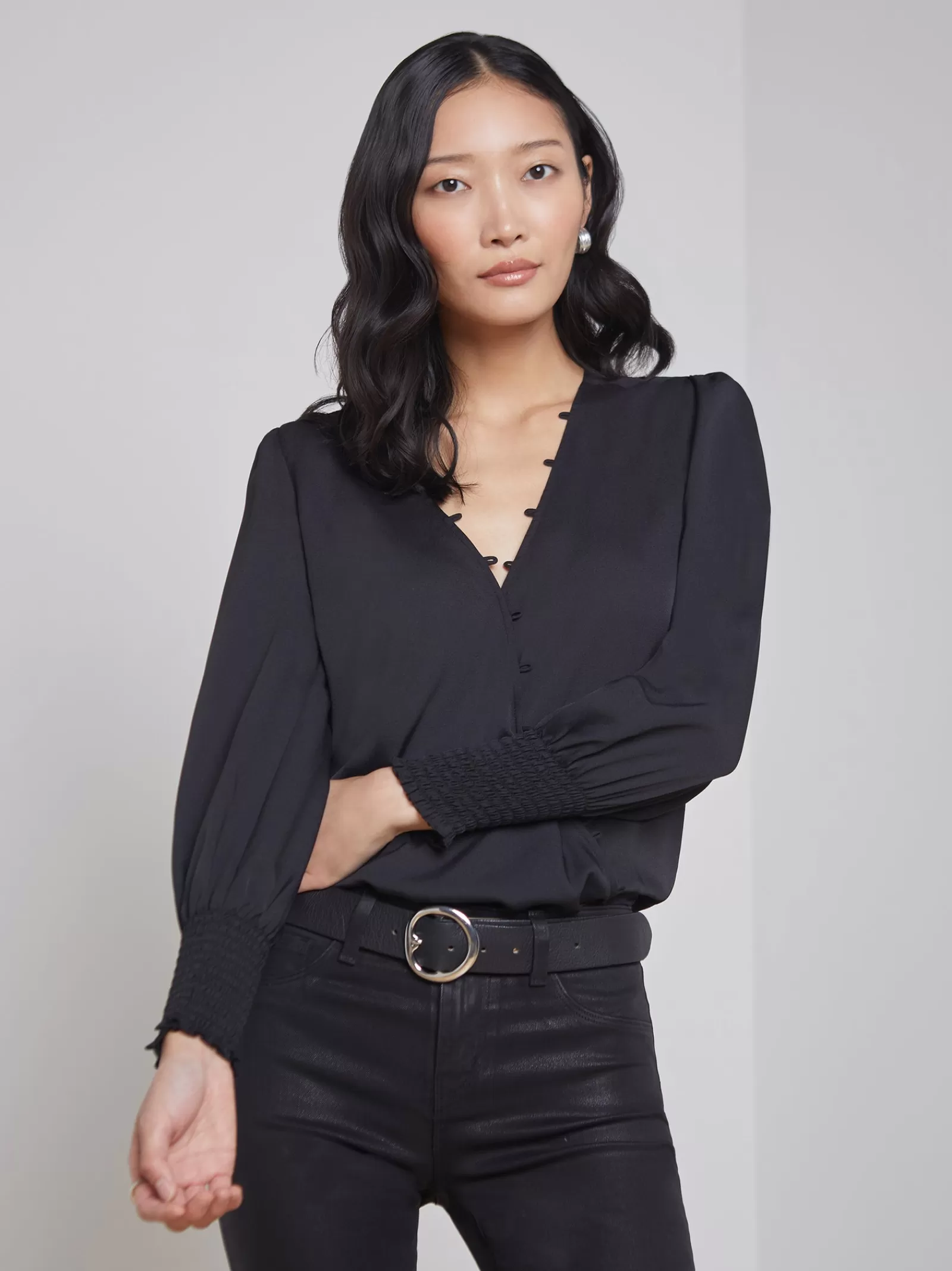 L'AGENCE Enzo Blouse< All Things Black | Essentials