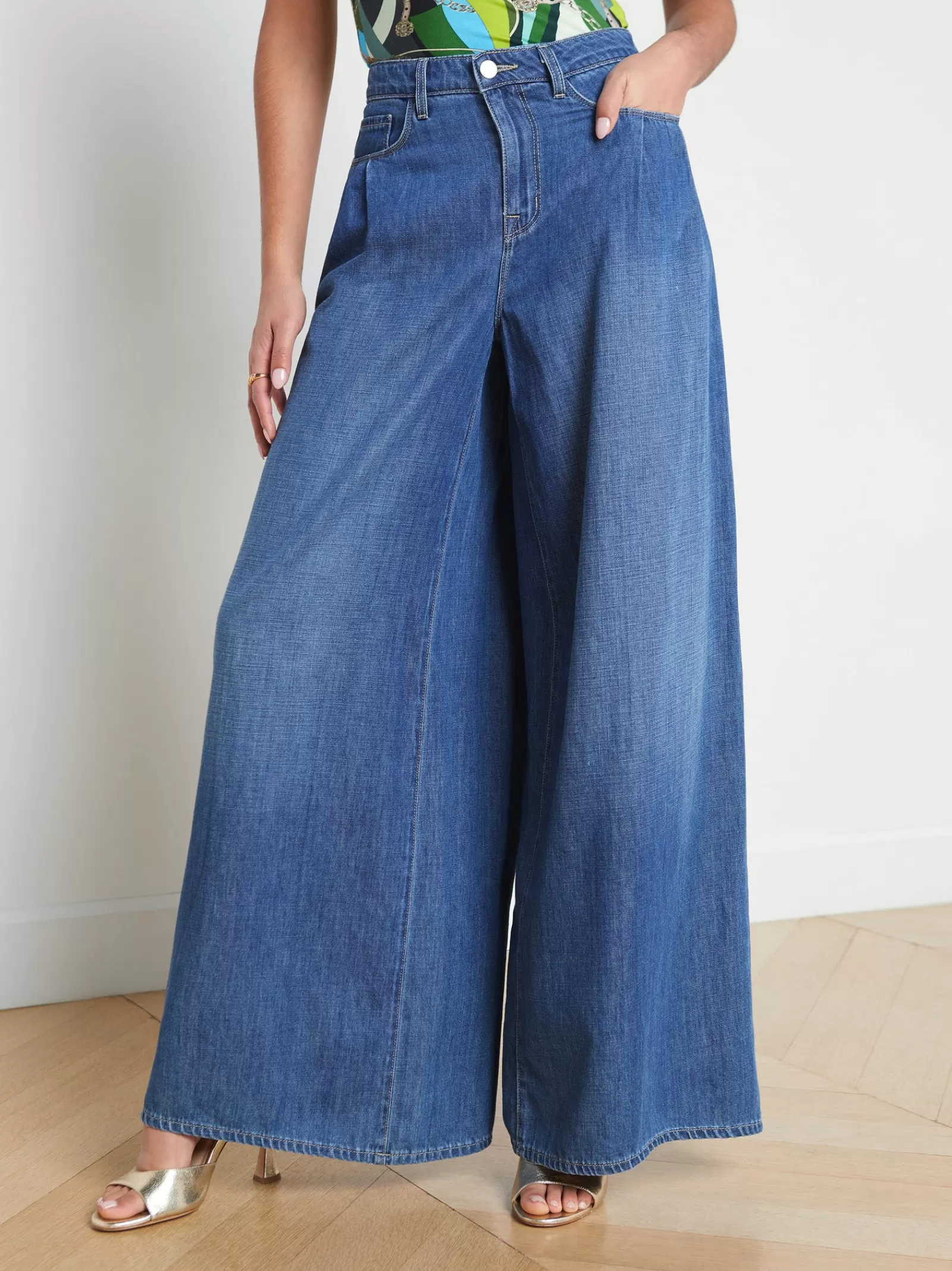 L'AGENCE Lanae Super Wide-Leg Jean< Wide & Relaxed | Spring Collection