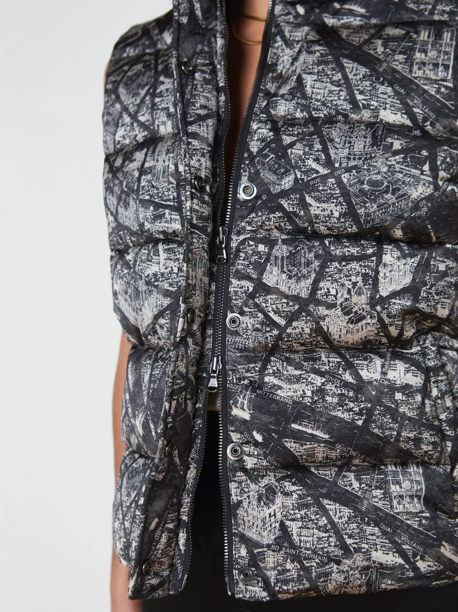 L'AGENCE Rae Puffer Vest< Spring Collection | Print Edition